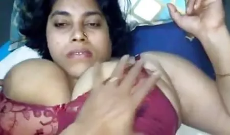 युवा लड़की अपने हिंदी सेक्सी फुल मूवी पैरों को फैलाती है और मुंडा बिल्ली को दिखाती है, ग्राहक के नग्न शरीर पर उसकी पीठ पर तेल रगड़ती है। एक निश्चित बिंदु पर, वह एक आदमी के पास चढ़ती है और वे बकवास करना शुरू करते हैं