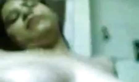 पतला Anyuta कैमरे पर हस्तमैथुन करता सेक्सी हिंदी सेक्सी मूवी है