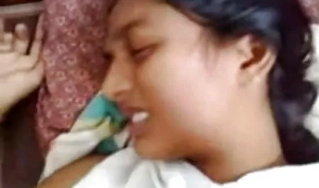 युवा छात्र अशिष्टता प्यार करता है और एक कामुक कदम के साथ fucks सेक्स करते हुए हिंदी मूवी