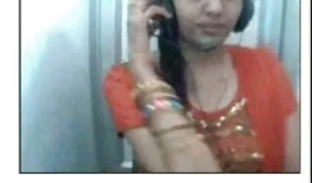 गोरा उसे गंदी सेक्सी हिंदी मूवी वीडियो चूत दिखाता है