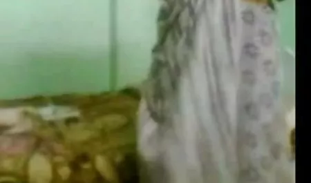 समुद्र पर सेक्सी मूवी वीडियो हिंदी में मस्ती करते हुए सुंदर बच्चा