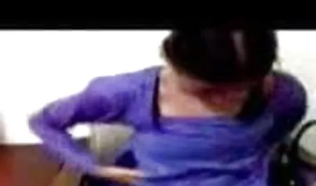 एक सेक्स मूवी एचडी में वेबकेम के सामने लड़की सामने आती है
