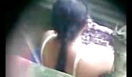 अपने बस्टी पड़ोसी के बेडरूम हिंदी सेक्सी पिक्चर मूवी में छुपकर दोस्त रात की दृष्टि से फिल्मांकन कर रहा है कि कैसे यह फूहड़ उसकी चूत और गांड में उंगली करता है