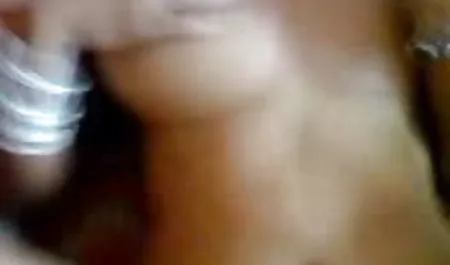 पोनीटेल के साथ बेबी सेक्सी मूवी हिंदी वीडियो सोफे पर गड़बड़ हो जाता है