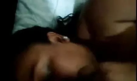 एक सेक्सी हिंदी मूवी वीडियो जवान लड़की एक आदमी पर कूद पड़ी
