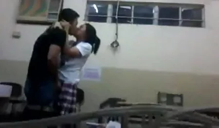 लीना एक आदमी के साथ चुदाई करती है और उस पर पेशाब करती हिंदी सेक्सी फुल मूवी एचडी है