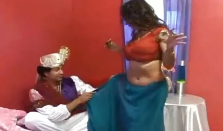 एक युवा एशियाई महिला से मिलने के बाद, लड़का जल्दी से उसे सेक्स के लिए ले गया, एक शुरुआत के लिए उसने उसे पहिया के ठीक पीछे चूसा, और फिर मोटल में आकर उसने सारी रात सुंदरता की फुल हिंदी सेक्सी मूवी चुदाई की।