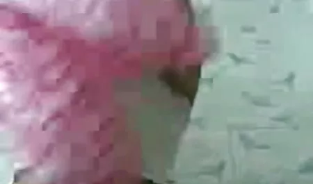 प्रतिबंधित श्यामला नीली वाइब्रेटर के साथ उसकी किटी को सहलाती सेक्सी मूवी हिंदी मूवी है