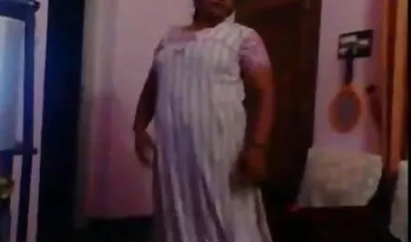 बहुत स्वादिष्ट घुंघराले रूपों के साथ दो सेक्सी फिल्म वीडियो फुल ब्रूनेट्स कृपया उस व्यक्ति को खुश करें, जब एक मुर्गा सहलाता है, दूसरा रसदार नितंबों में जीभ का आनंद लेता है