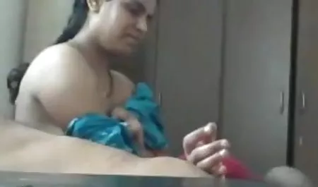 यार उसके बड़े स्तन हिंदी में सेक्सी मूवी वीडियो के बीच एक सुंदर कुतिया fucks