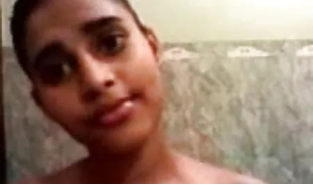 लड़की मालिश के लिए आई और आराम से एक मसाज टेबल पर हिंदी वीडियो सेक्सी फुल मूवी बैठ गई