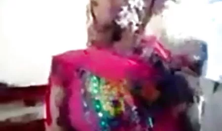 एक वेब सेक्सी फुल फिल्म कैमरा के सामने चारों ओर बेवकूफ बना रही महिला छात्र