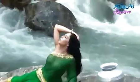 नताली ने सेक्सी मूवी हिंदी वीडियो अपने बालों वाली चूत को सहलाया