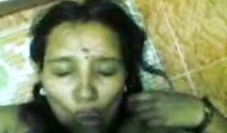 लंपट कुतिया चूत में बोतल डालती सेक्सी वीडियो मूवी हिंदी में है