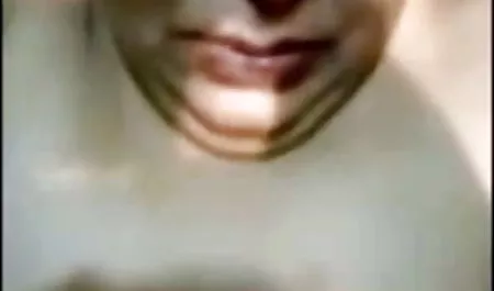 सुंदर हिंदी सेक्सी मूवी श्यामला प्लंबर analchik में खींचती है