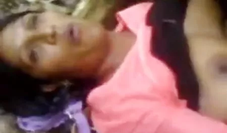 एक कामुक श्यामला की चूत में बैंगनी डिल्डो हिंदी में सेक्सी मूवी एचडी
