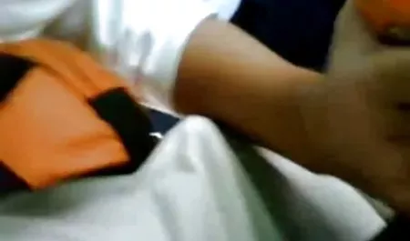 तीन हिंदी मूवी फिल्म सेक्सी दोस्तों ने कत्युखा को शहर में लाया, उसने उन्हें अपने युवा शरीर के साथ भुगतान किया