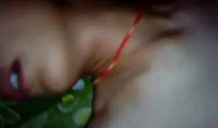 युवा छात्र अपने सेक्सी मूवी हिंदी पैरों से अपने दोस्त के डिक को छूता है