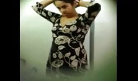 एक प्रेमिका ने एक विशाल कमरे में लड़की सेक्स करते हुए हिंदी मूवी का नेतृत्व किया, जहां वे एक नई भूमिका निभाते हुए खेल खेलेंगे, उनमें से एक में एक मुखौटा है, और दूसरा उसे सोफे पर लड़के को blowjob देना सिखाएगा