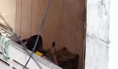 एक व्यक्ति ने अपनी बेटी की प्रेमिका की तंग चूत में एक सदस्य को चिपकाने का फैसला किया, लेकिन जब उसे पता चला कि वह अभी भी एक लड़की है, तो उसने बच्चे को सेक्स करने के लिए मनाने हिंदी सेक्सी मूवी फिल्म के लिए एक डॉक्टर को बुलाया।