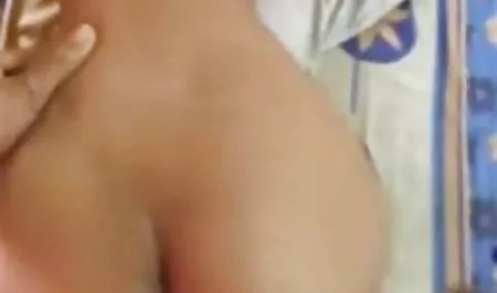 एक लाल, मखमल सेक्सी पिक्चर हिंदी वीडियो मूवी सोफे पर गोरा छूत