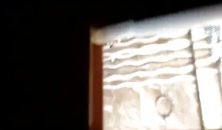 भव्य श्यामला खुद को एक सेक्सी मूवी हिंदी बैंगनी डिल्डो के साथ सहलाता है