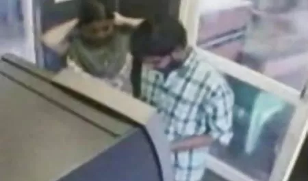 मेरी माँ की अलमारी हिंदी सेक्सी वीडियो मूवी में एक गुलाबी डिल्डो मिला