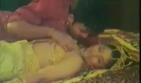 फर्श पर गड़बड़ हिंदी में सेक्सी मूवी वीडियो में सुंदर कुतिया