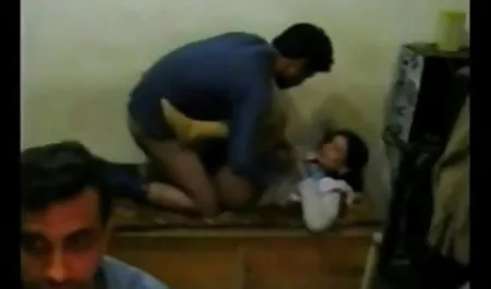 प्रेमिका न केवल उंगलियों से अपनी चूत सहलाती है हिंदी सेक्सी मूवी