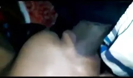 गोरा उसकी चूत को सेक्सी फुल मूवी वीडियो खंडहरों के बीच सहलाता है