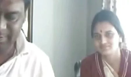 हॉट श्यामला ने एक हस्तमैथुन शो फुल हद सेक्सी मूवी का मंचन किया