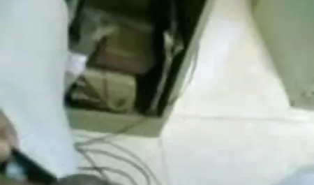 सिलिकॉन पोर्नस्टार एक्स एक्स एक्स वीडियो एचडी मूवी उसके बहुत बड़े स्तनों को दिखाता है
