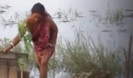 दो रेडहेड महिलाएँ, एक छोटी उम्र की, दूसरी छोटी, लेकिन दोनों समान रूप से यौन रूप से व्यस्त रहती हैं, अंतरंग विषयों के बारे में बात करना शुरू कर हिंदी फिल्म सेक्सी एचडी में देती हैं और अपने आप में लुढ़के हुए भावों को छिपाए नहीं देखतीं।