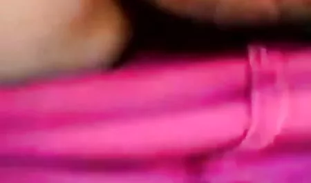 चश्मे के साथ हिंदी में सेक्सी वीडियो मूवी अच्छी छोटी कुतिया उसके पुराने दोस्त को बहकाती है
