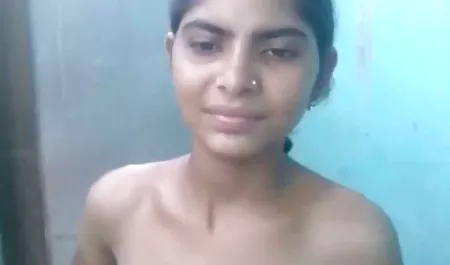 ब्यूटी एक सेक्सी मूवी हिंदी फिल्म डिल्डो के साथ खुद को कैरी करती है