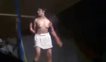 एक यात्री ने न्यू सेक्सी हिंदी मूवी एक टैक्सी चालक को शानदार चुदाई के लिए अपने घर बुलाया