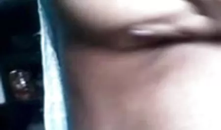खूबसूरत सेक्सी मूवी हिंदी फिल्म श्यामला सुज़ाना खुद को फर्श पर ले जाती है