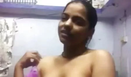 सुंदर कुतिया एक नाव पर अपने प्रेमी के हिंदी मूवी पिक्चर सेक्सी साथ आराम कर रही है