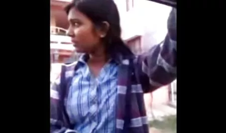 एक सफेद ब्रा में एक फुल सेक्स हिंदी फिल्म परिपक्व महिला एक आदमी के साथ करती है