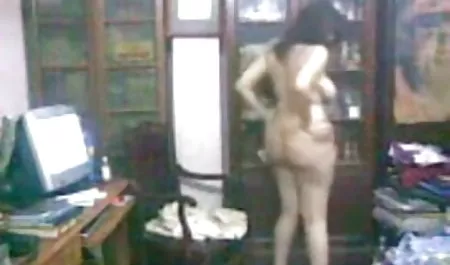 मालिक अपने सेक्स गुलाम को सड़क पर लाया और लोगों की भीड़ के चारों ओर ले जाता है, वह नग्न है, लेकिन वह हिंदी वीडियो फुल मूवी सेक्सी अपने मालिक के साथ बहस नहीं कर सकती, क्योंकि वह मुख्य है और वह उसे आदेश देता है और बताता है कि क्या करना है। ऐसा यौन अपमान