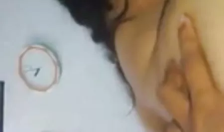 एक इलेक्ट्रीशियन ने फोन किया और उसे सेक्सी फिल्म मूवी में भुगतान किया