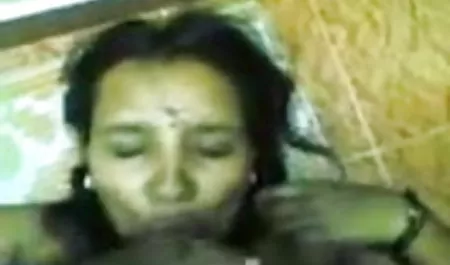 सफेद फूहड़ एक काले सोफे पर बॉलीवुड सेक्सी हिंदी मूवी एक काले पुरुष का चॉकलेट मुर्गा चूसता है