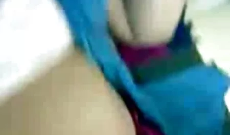 एक जवान लड़की सेक्सी वीडियो हिंदी मूवी एचडी उस लड़के के पास आई, जब वह सो रहा था और अपनी जीन्स को खोल रहा था, एक डिक निकाला और चूसना शुरू कर दिया