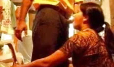 पड़ोसी को बंद कर देता है क्योंकि वह इंटरनेट से एक्स एक्स एक्स वीडियो एचडी मूवी अपलोड नहीं करने का वादा करता है