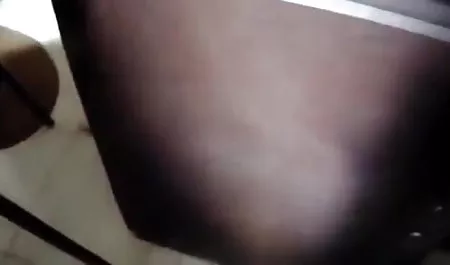 बेटे के दोस्त ने माँ की चुदाई की और सेक्सी मूवी वीडियो हिंदी में उसे नंगा किया