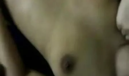 गंजा twink परिपक्व के स्वादिष्ट स्तनों को सहलाता है और सेक्सी मूवी पिक्चर हिंदी उसे चोदता है