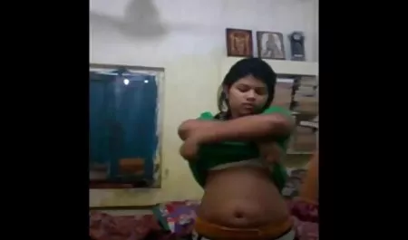क्लोज-अप शॉट, एक युवा लड़की उसकी बिल्ली सहलाती है सेक्सी मूवी इन हिंदी