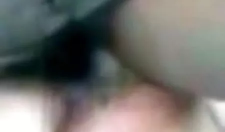 परिपक्व, पतला लाल सिर उसके पैरों को फैलाता है और उसकी चूत को सेक्सी हिंदी मूवी सेक्सी सहलाता है