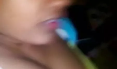 काले बालों वाला आदमी अपने सेक्सी हिंदी सेक्सी मूवी डिक हस्तमैथुन करता है
