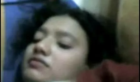 प्यारा और हिंदी में सेक्सी मूवी फिल्म कोमल लड़कियां दो के लिए एक मोटी मुर्गा साझा करती हैं